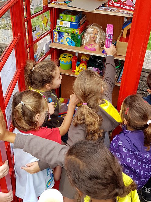 Photo of a group of children visiting the toy library.