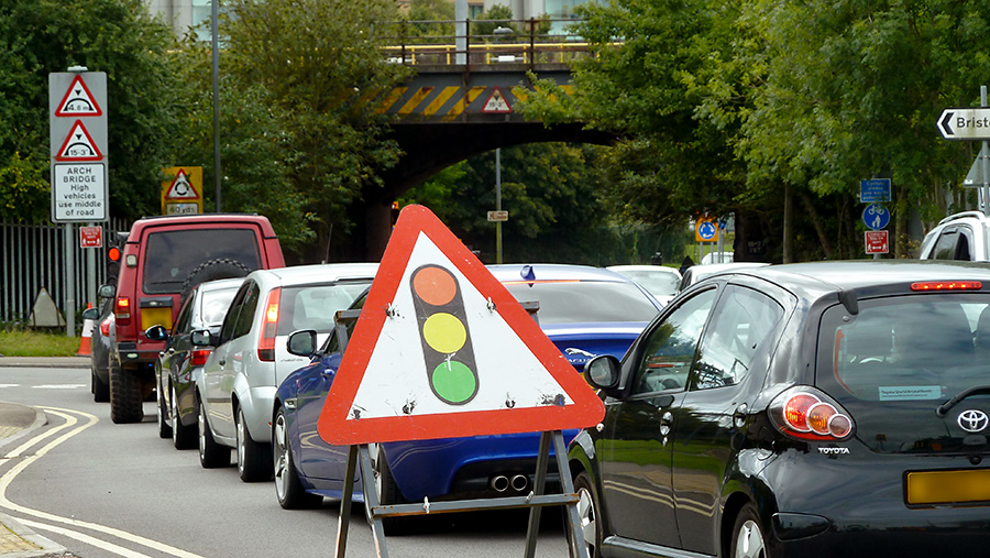 Photo showing traffic congestion caused the temporary traffic signals.